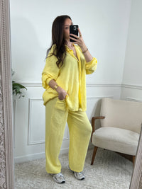Adoptez le pantalon jaune Jolina en gaze de coton. Sa coupe large et sa taille élastique offrent un confort optimal.