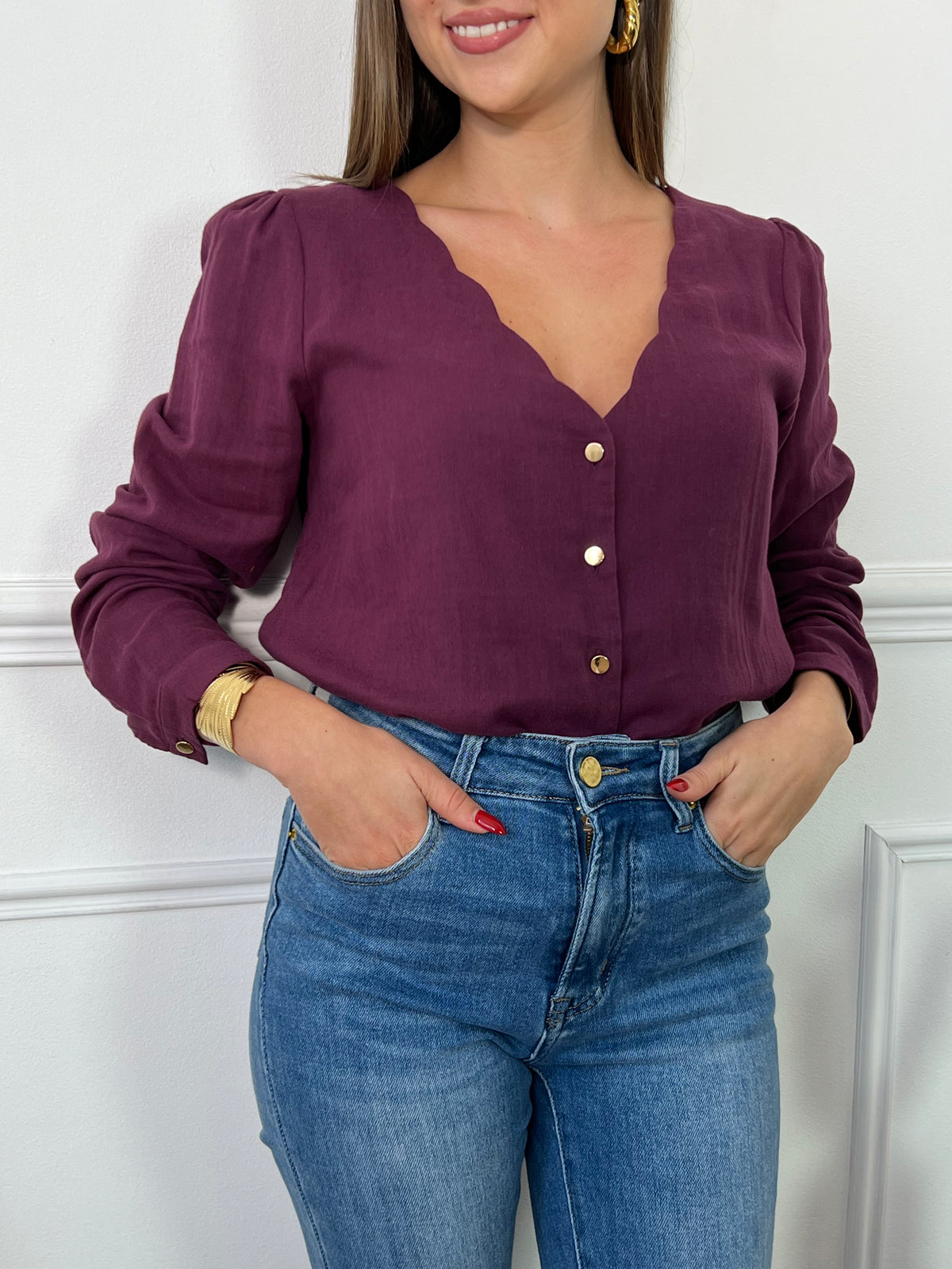 Une chemise à manches longues en gaze de coton violet, parfaite pour allier confort et style. Son col V festonné ajoute une touche délicate et féminine, tandis que la texture légère et douce du tissu assure une sensation agréable sur la peau. Idéale pour créer une tenue élégante tout en restant décontractée, cette chemise se distingue par son charme naturel et son allure intemporelle.