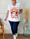 Affirmez votre style avec notre tee-shirt écru à motifs grande taille, une pièce unique et inspirée par l'iconique Frida Kahlo. Ce tee-shirt à manches courtes et col en V combine confort et originalité pour un look à la fois décontracté et artistique. L'illustration, inspirée par l'univers coloré et vibrant de Frida Kahlo, apporte une touche d'audace et de personnalité à votre tenue.