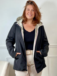 Parka imperméable et réversible au design audacieux : un côté noir classique et intemporel, l’autre doré pour briller sous la pluie. Une pièce pratique et tendance, qui s’adapte à toutes vos envies.
