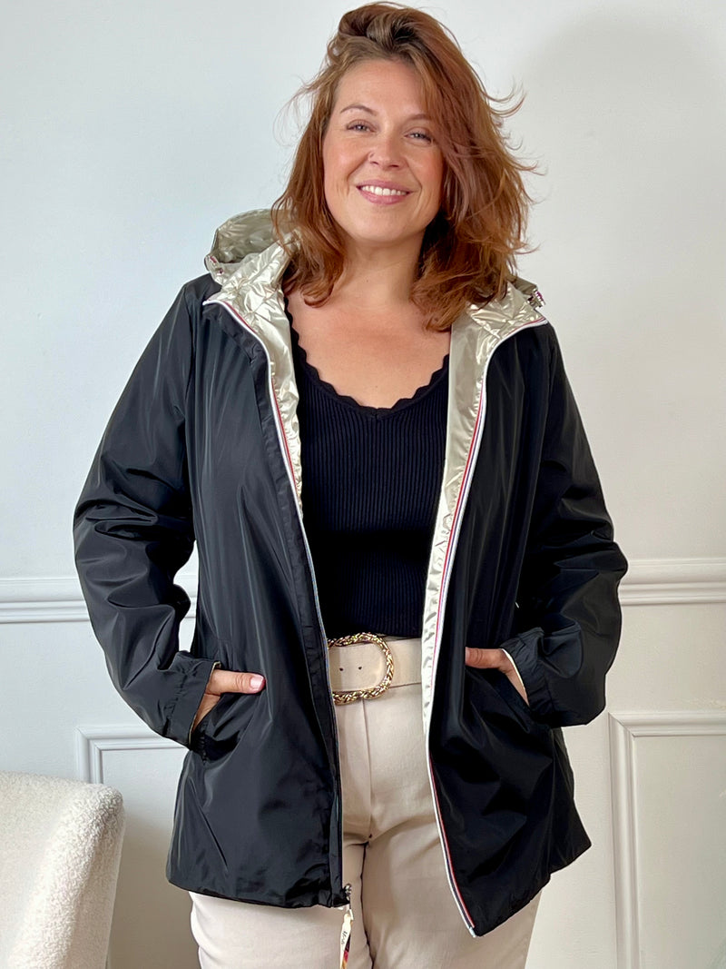 Parka imperméable et réversible au design audacieux : un côté noir classique et intemporel, l’autre doré pour briller sous la pluie. Une pièce pratique et tendance, qui s’adapte à toutes vos envies.