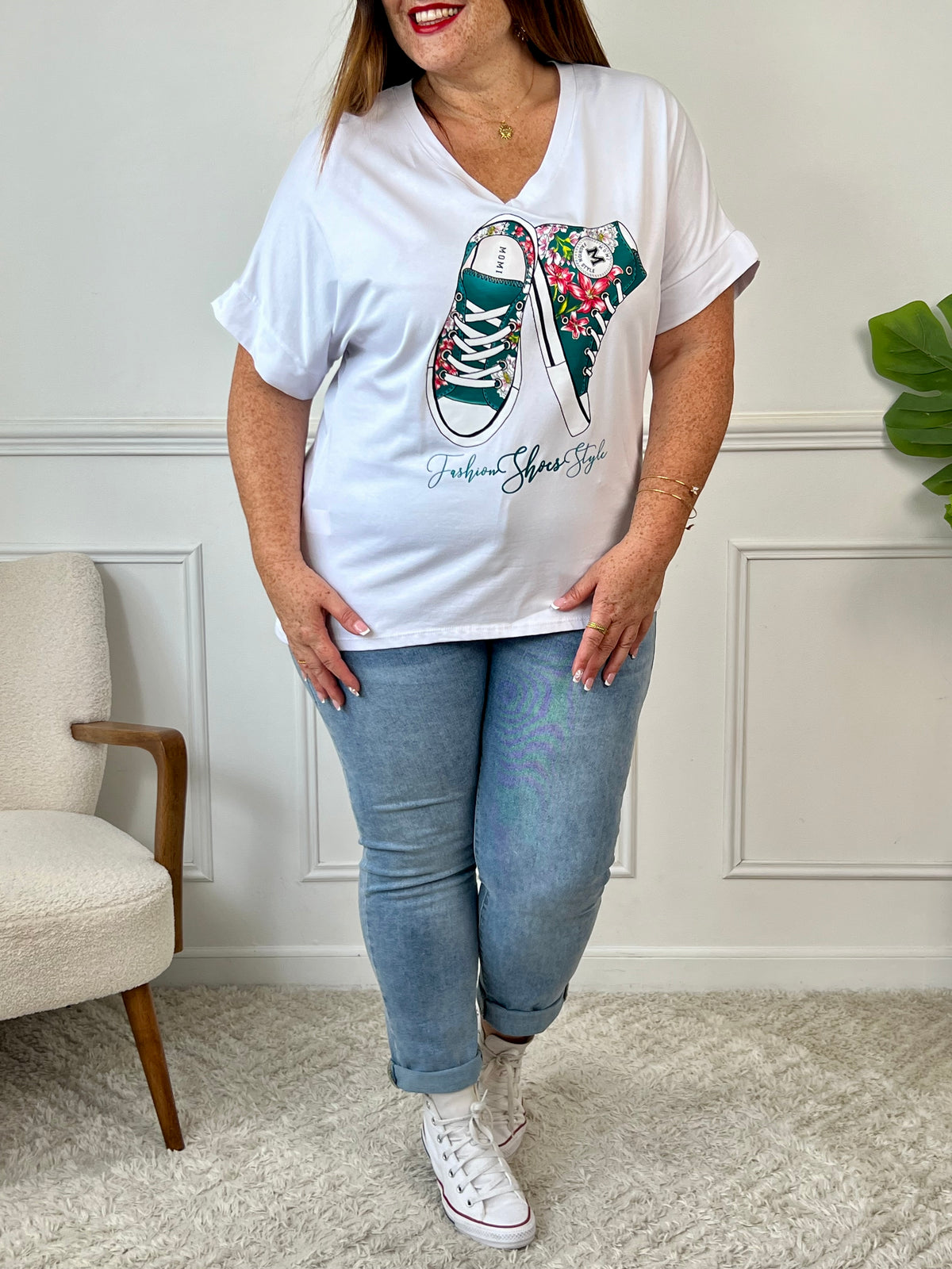 Mettez en valeur votre personnalité avec le tee-shirt écru grande taille: Shany ! Avec ses manches courtes et son col V, il vous apporte confort et style.