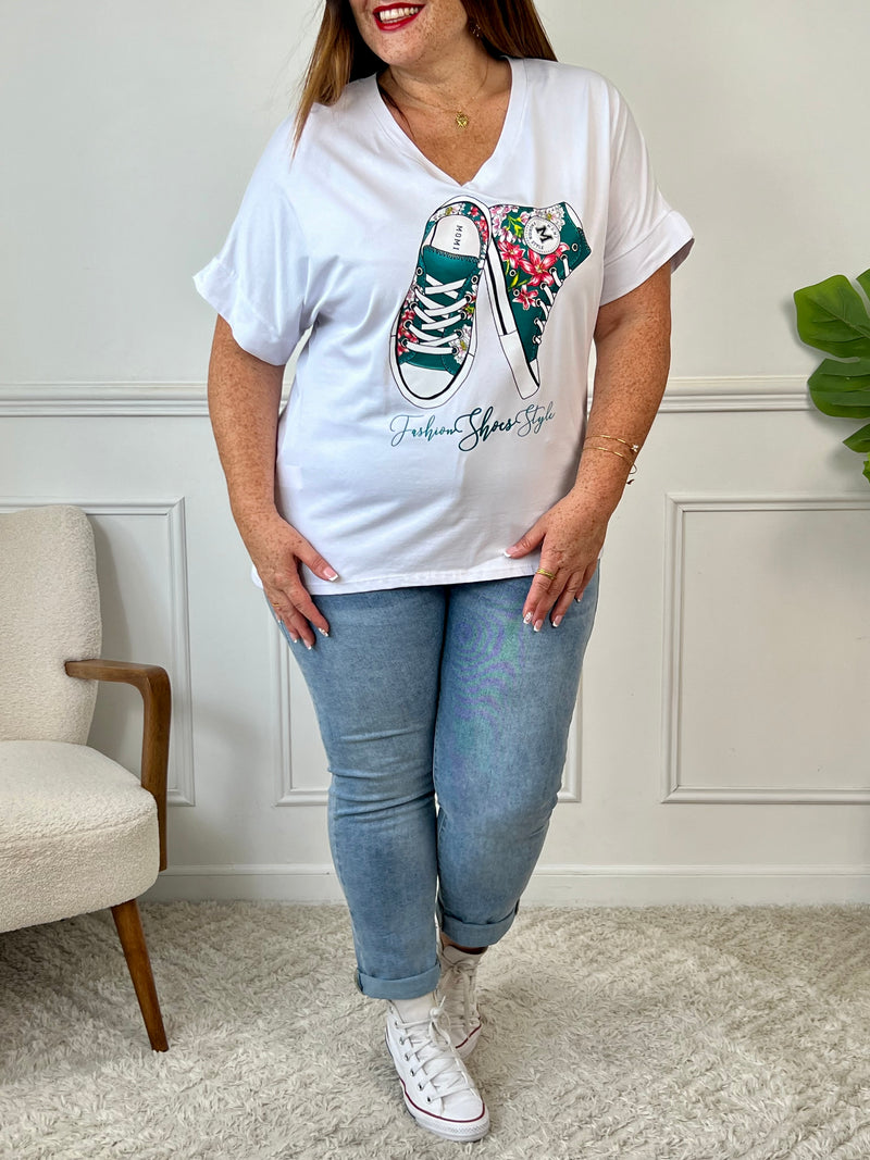 Mettez en valeur votre personnalité avec le tee-shirt écru grande taille: Shany ! Avec ses manches courtes et son col V, il vous apporte confort et style.