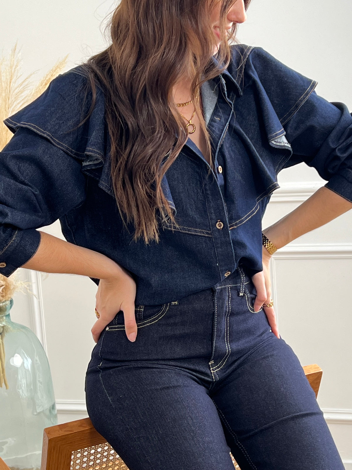 Chemise courte bleu brut pour femme, confectionnée en 100 % coton pour un confort naturel. Dotée de manches longues, d’un col chemise et de jolis volants sur le devant, elle offre un style à la fois féminin et moderne. Ses boutons ton sur ton et ses coutures camel apportent une touche raffinée et tendance.