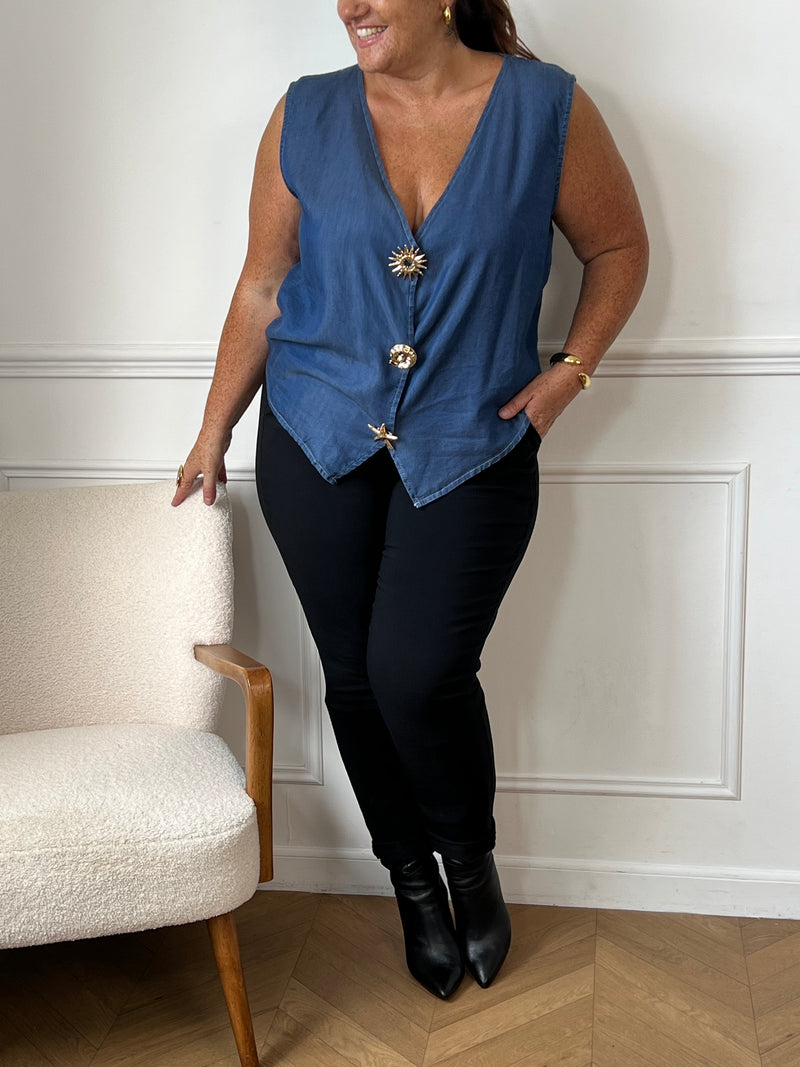 Découvrez le gilet souple bleu grande taille Asma, un modèle sans manches à col V plongeant qui allie confort et élégance. Sa coupe fluide et sa fente frontale apportent une liberté de mouvement optimale.