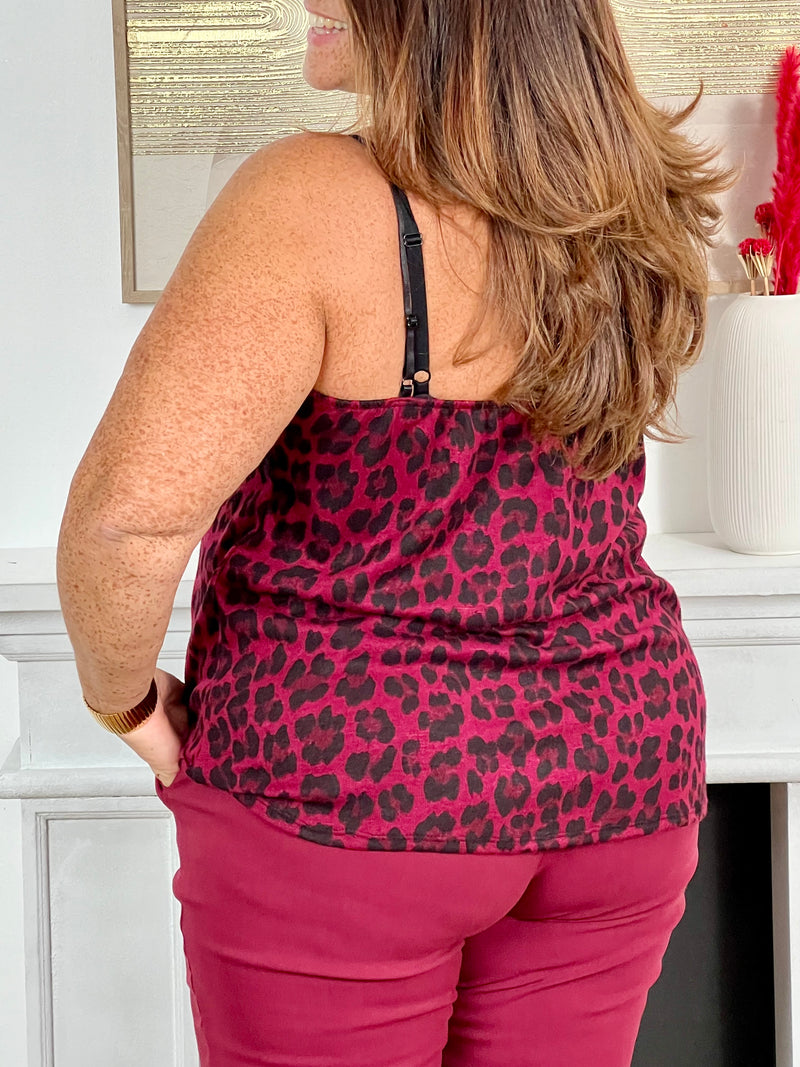 Sublimez votre allure avec ce top bordeaux, orné d'une délicate dentelle sur son col V et doté de bretelles réglables pour un ajustement parfait. Élégance et féminité au rendez-vous.