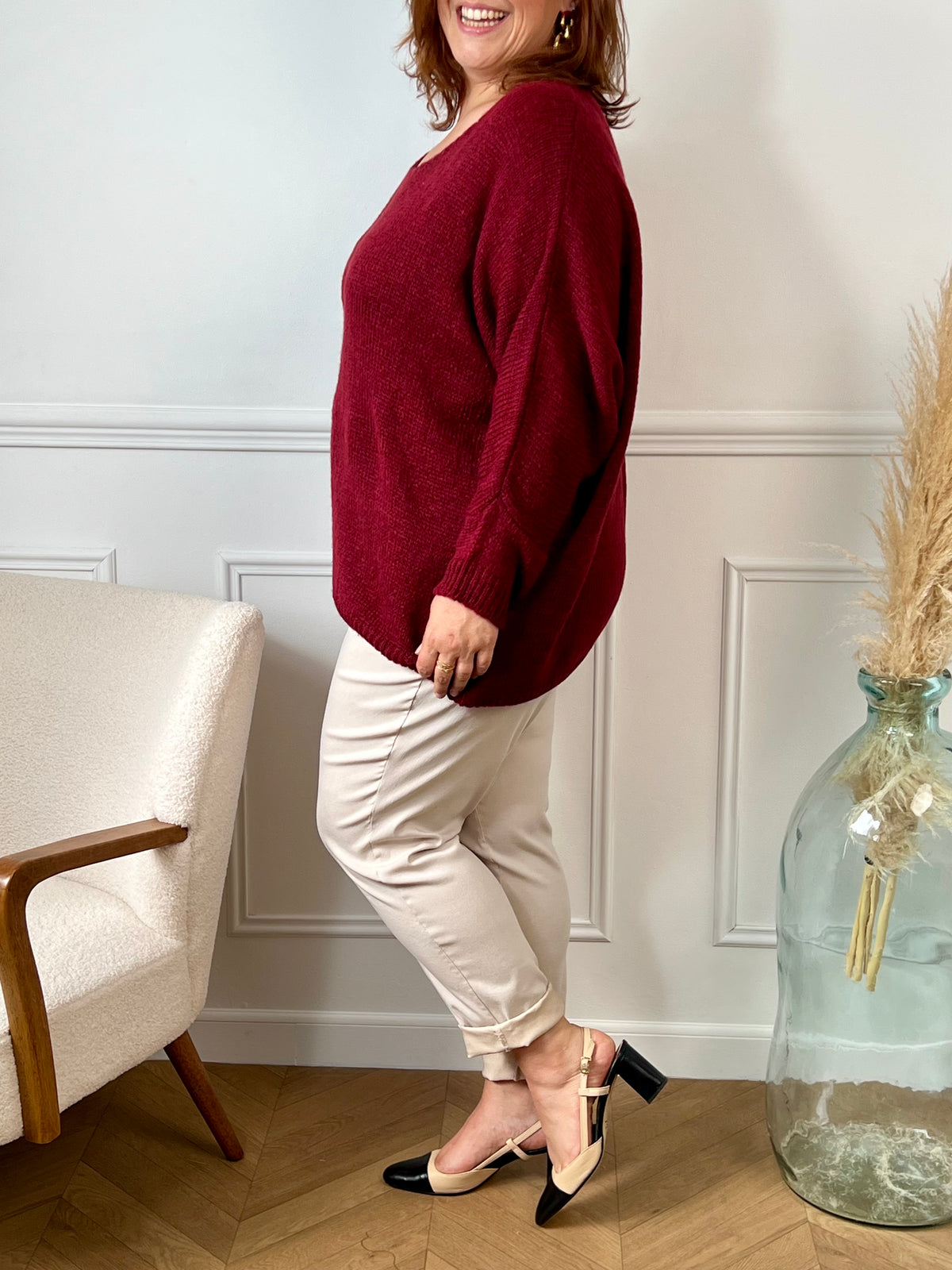 Ce pull grande taille bordeaux Adea allie élégance et confort. Orné d’une étoile délicatement mise en valeur par des strass sur le devant, il apporte une touche lumineuse à votre tenue.