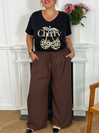 Le pantalon Layana, aussi ample que confortable, possède une taille élastique avec cordon pour un ajustement parfait. Avec ses 2 poches pratiques à l'avant, il est idéal pour un look décontracté et pratique.