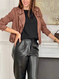 Intemporel et tendance, ce perfecto en effet daim marron séduit par sa douceur et son allure moderne. Sa coupe ajustée met en valeur la silhouette tandis que ses finitions apportent une touche élégante et décontractée à la fois. Une pièce incontournable pour sublimer toutes vos tenues, du quotidien aux occasions spéciales.