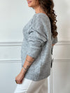 Ce pull gris à manches longues, modèle Elvie, se distingue par ses trois nœuds élégants ornés de détails en strass sur le devant. Confortable et raffiné, il apporte une touche délicate et féminine à vos tenues quotidiennes tout en restant facile à porter.