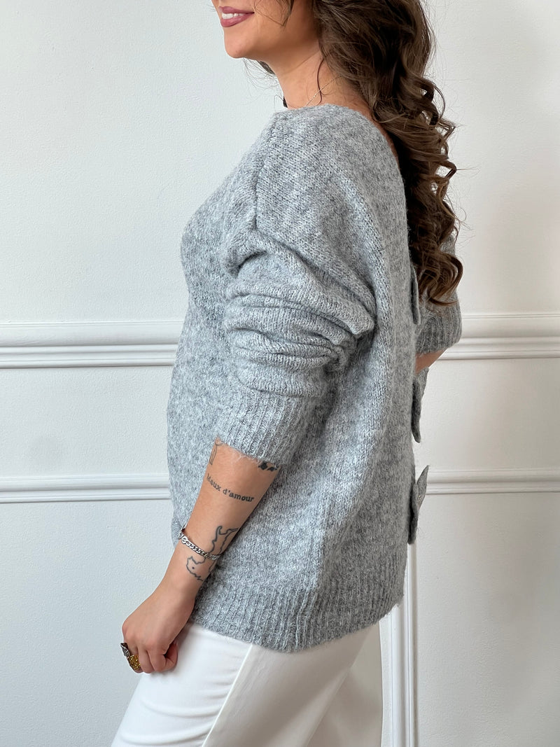 Ce pull gris à manches longues, modèle Elvie, se distingue par ses trois nœuds élégants ornés de détails en strass sur le devant. Confortable et raffiné, il apporte une touche délicate et féminine à vos tenues quotidiennes tout en restant facile à porter.