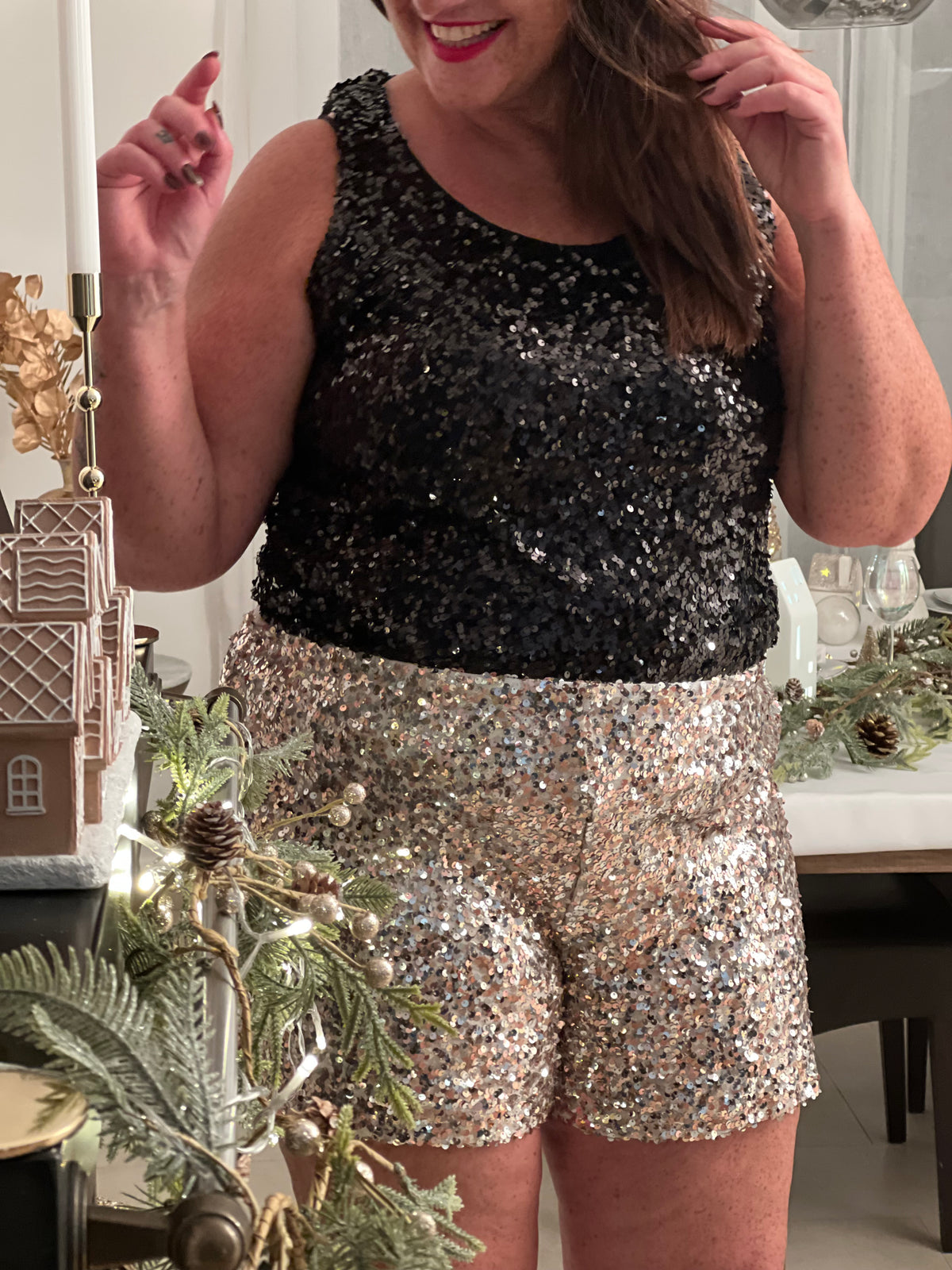 Découvrez le short Charlize, votre allié pour des looks festifs irrésistibles. Confectionné en beige avec des sequins scintillants, il apporte une touche glamour à chaque tenue. La taille élastique s'adapte parfaitement à votre silhouette pour un confort optimal.