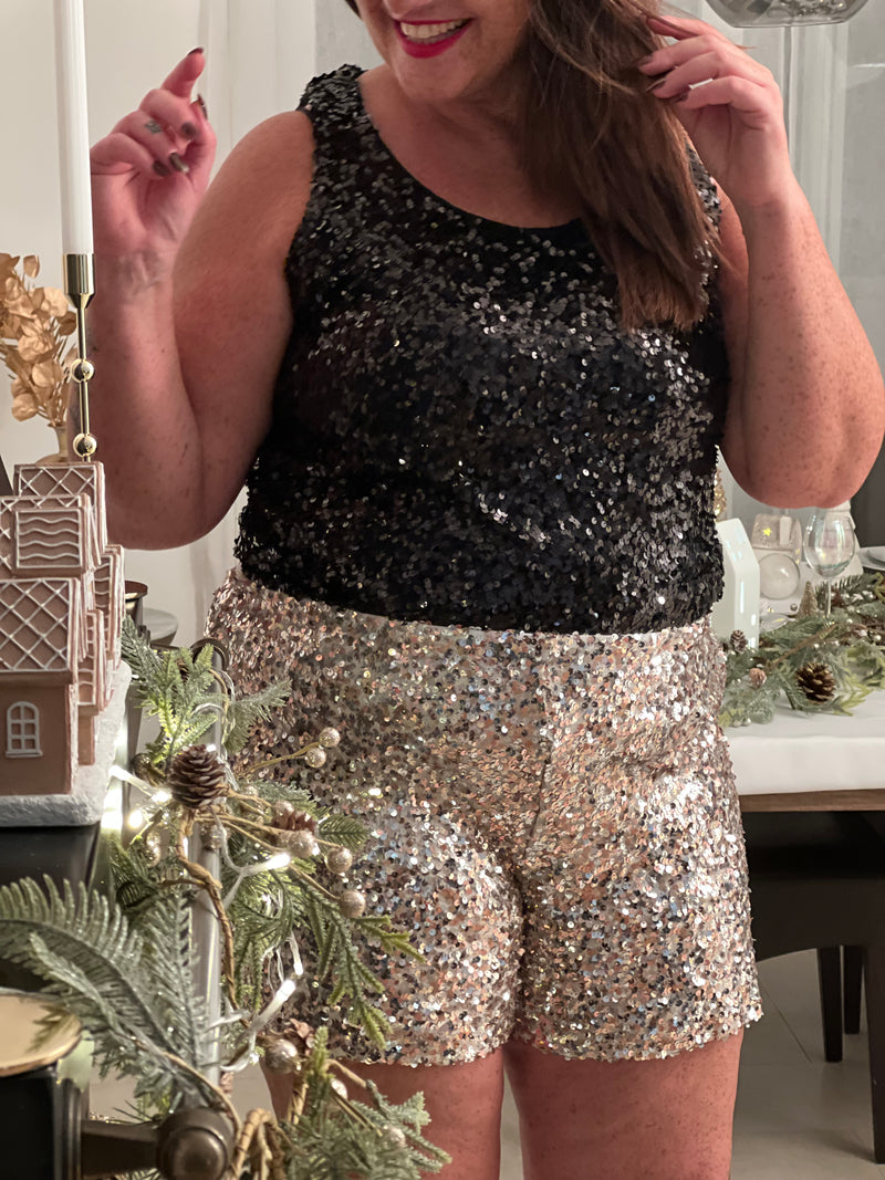 Découvrez le short Charlize, votre allié pour des looks festifs irrésistibles. Confectionné en beige avec des sequins scintillants, il apporte une touche glamour à chaque tenue. La taille élastique s'adapte parfaitement à votre silhouette pour un confort optimal.