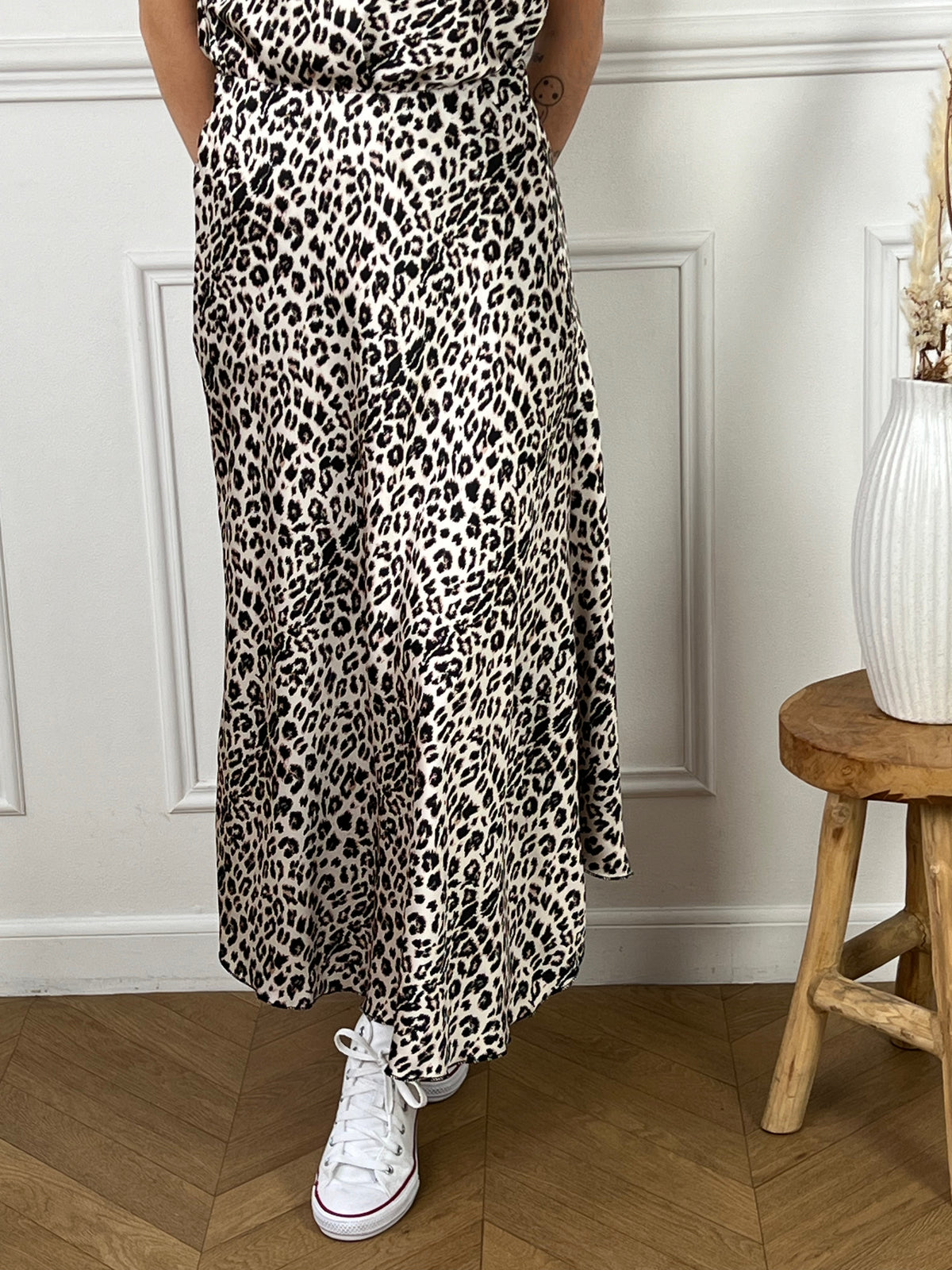 Découvrez notre jupe longue à motif léopard Khloe ! Avec sa taille élastiquée et sa coupe évasée, elle vous offrira un look féminin et confortable. Faites ressortir votre côté sauvage avec cette jupe fluide et tendance.