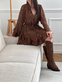 Délicate et féminine, cette robe marron clair séduit par ses volants élégants et son motif en relief au toucher doux. Une pièce pleine de charme, à la fois confortable et raffinée, parfaite pour toutes les occasions.