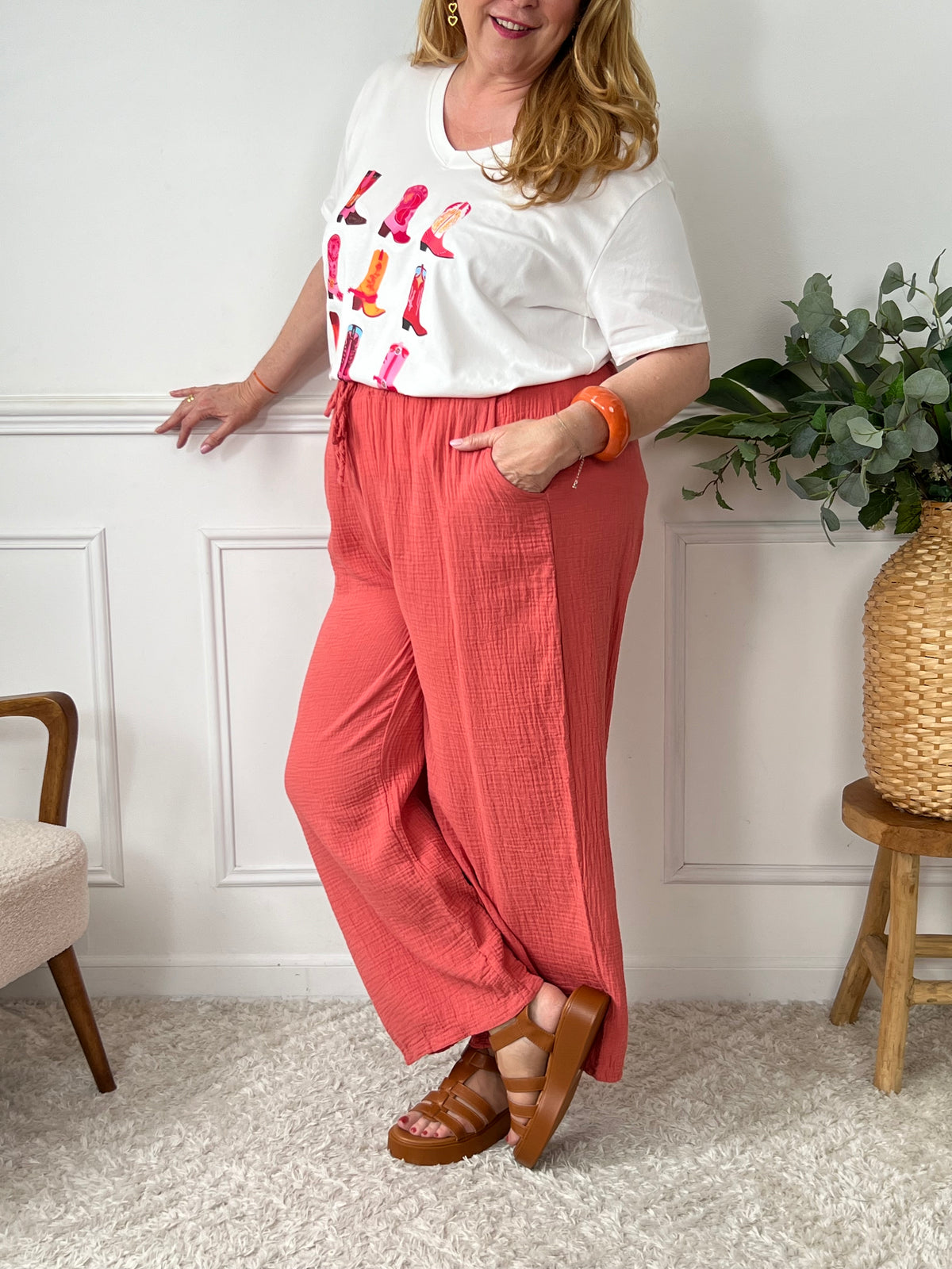 Découvrez notre Tee-shirt écru Yael, idéal pour les grandes tailles! Avec un imprimé de bottes, un col v et des manches courtes, ce tee-shirt apportera une touche de style à vos tenues.&nbsp;