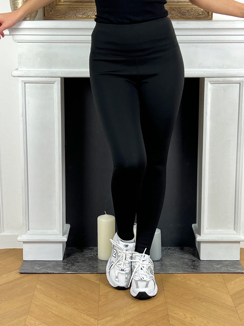 Legging polaire noir femme Legging taille haute Slim Intérieur polaire Couleur : noir, polaire écru  Composition : 78% Polyamide, 22% Elasthanne / doublure : 90% Polyester, 10% Elasthanne