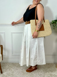La jupe blanche plissée de grande taille incarne une élégance intemporelle. Avec sa coupe longue, elle offre une silhouette flatteuse et tendance. Cette pièce allie style et confort, créant une tenue sophistiquée et moderne pour les femmes de grande taille.