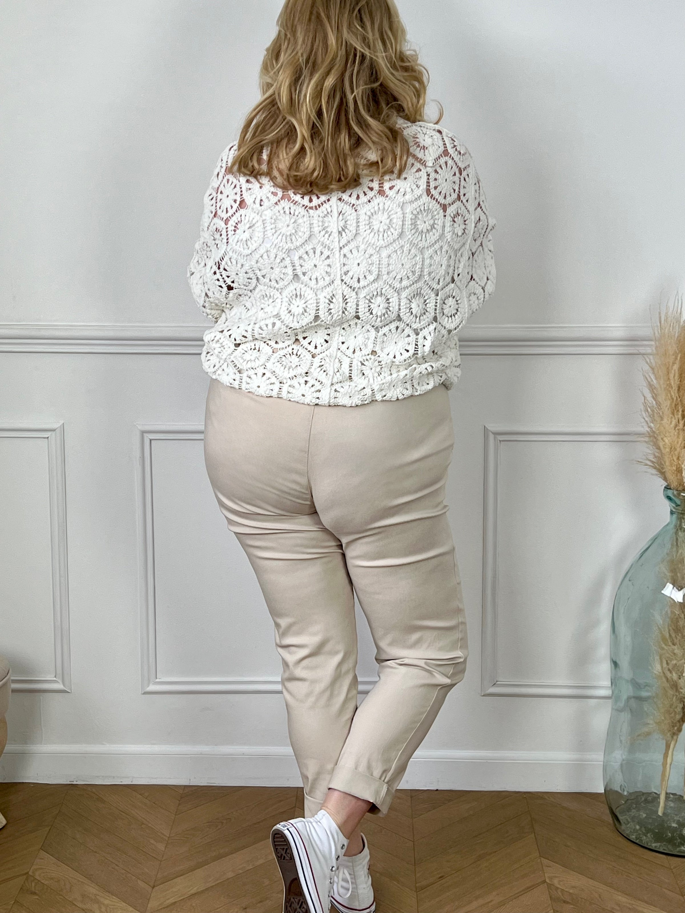 Optez pour le confort et le style avec notre gilet crochets écru Ela. Confectionné avec du tissu de qualité, ce gilet est orné d'une broderie élégante et de boutons marrons le long de la fermeture. Avec son design intemporel, il ajoutera une touche de sophistication à toutes vos tenues.