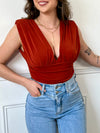 Transformez votre look avec notre body terracotta décolleté Yaele. Conçu sans manches et avec des épaulettes pour une silhouette élégante, il comporte une attache crochet pratique et un col v décolleté flatteur.