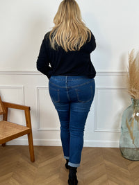 Découvrez notre jean bleu Curve : Orea, idéal pour les femmes de grande taille. Avec sa taille haute et ses deux poches à l'arrière, il offre un confort optimal. Profitez également de ses deux poches latérales ornées de détails gris et de ses passants pour ceinture. Ajoutez une touche d'élégance à votre tenue avec sa couleur intemporelle.