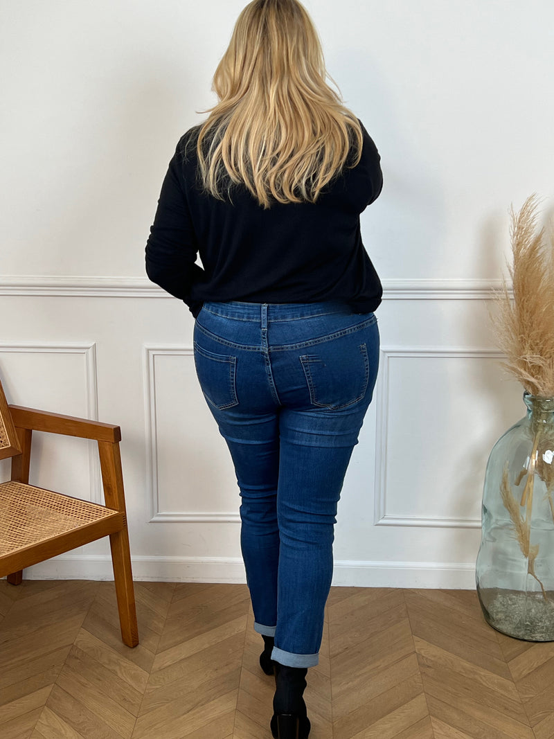 Découvrez notre jean bleu Curve : Orea, idéal pour les femmes de grande taille. Avec sa taille haute et ses deux poches à l'arrière, il offre un confort optimal. Profitez également de ses deux poches latérales ornées de détails gris et de ses passants pour ceinture. Ajoutez une touche d'élégance à votre tenue avec sa couleur intemporelle.