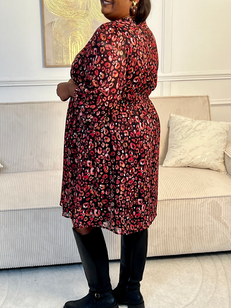 Audacieuse et pleine de charme, cette robe courte à motif léopard coloré séduit par ses tons rose et orangé. Sa coupe légère et féminine apporte une touche de pep’s et d’élégance à ton look.