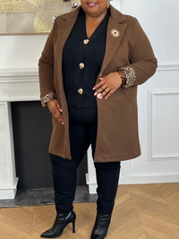 Élégant et raffiné, ce manteau mi-long marron séduit par ses détails sophistiqués. Ses manches à revers dévoilent un intérieur léopard chic et audacieux, offrant une touche de caractère subtile. Les boutons dorés amovibles, délicatement travaillés, viennent parfaire l’ensemble avec une note précieuse et intemporelle.