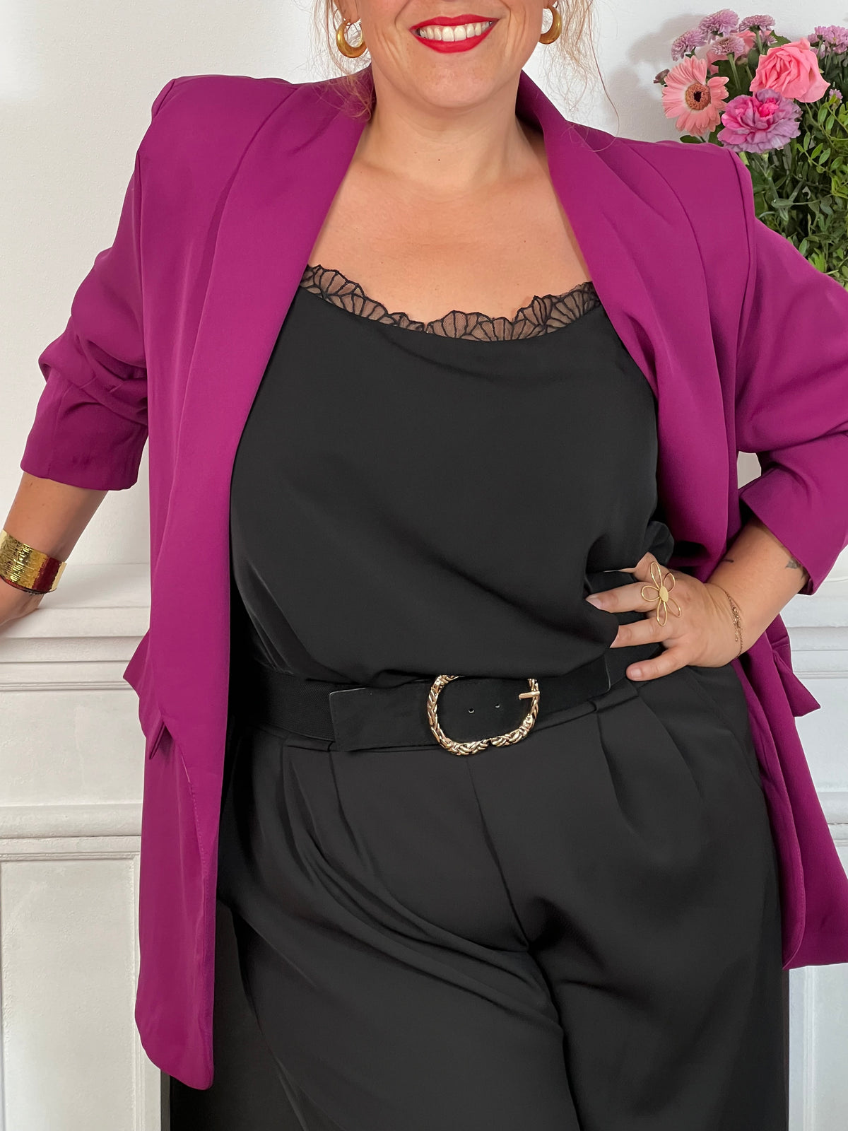 Valorisez votre silhouette avec le blazer en bleu, spécialement conçu pour les grandes tailles. Ses manches longues assurent une coupe flatteuse, tandis que les épaules apportent structure et élégance.
