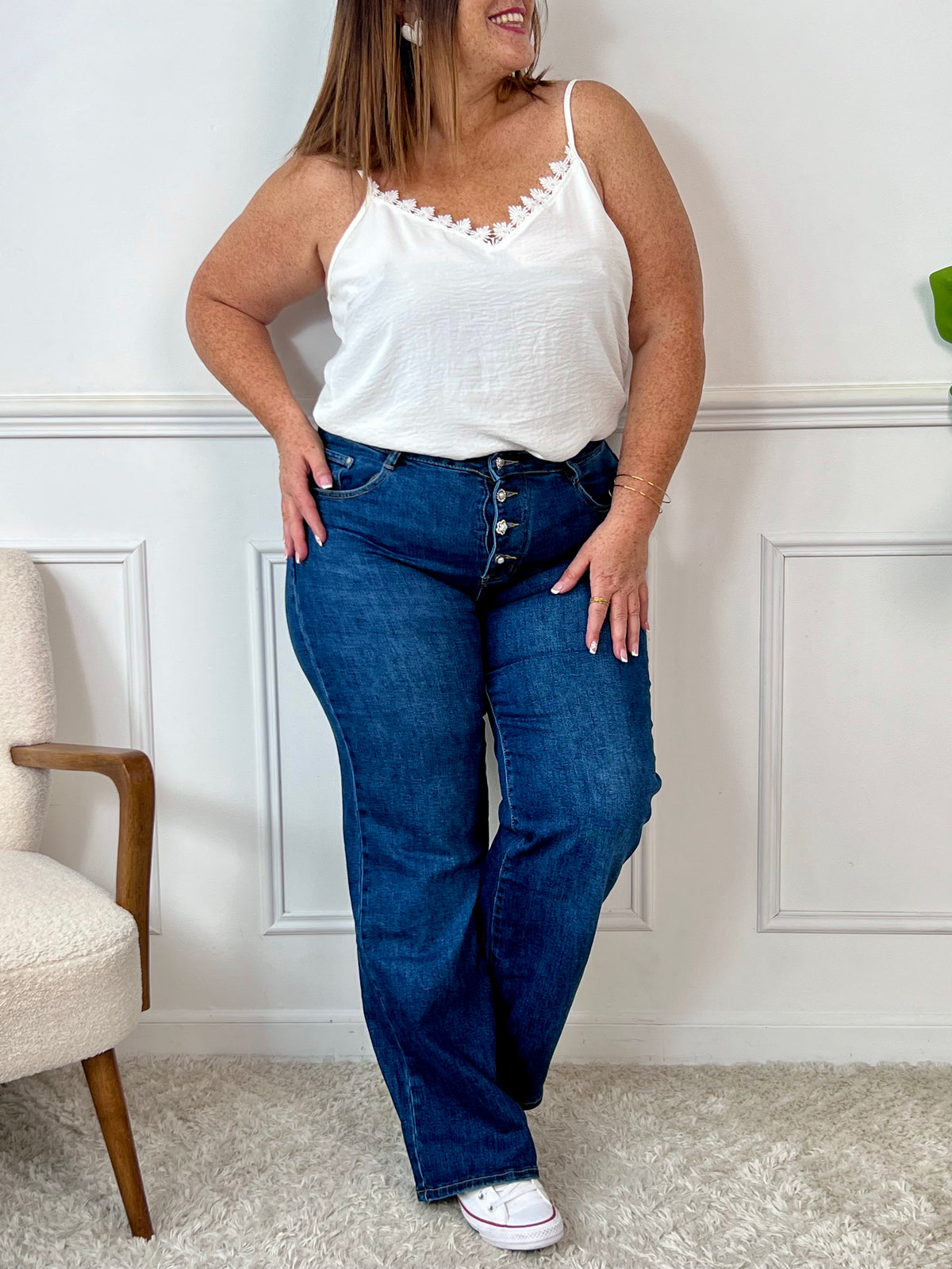 Jean bleu foncé grande taille pour femme – Ce jean tendance se distingue par ses 4 boutons décoratifs en strass aux motifs variés. Il dispose de deux poches à l’avant et deux à l’arrière. Coloris bleu foncé, idéal pour un look chic et facile à assortir
