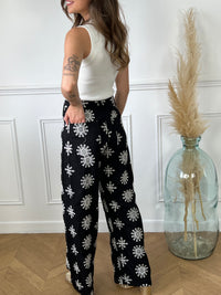 Découvrez notre nouveau must-have pour l'été ! Notre pantalon effet lin, avec ses beaux motifs écrus, est à la fois confortable et élégant. Parfait pour toutes les occasions, il vous accompagnera avec style et légèreté tout au long de la saison estivale.