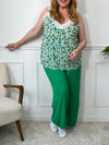 Le pantalon vert Layana, aussi ample que confortable, possède une taille élastique avec cordon pour un ajustement parfait. Avec ses 2 poches pratiques à l'avant, il est idéal pour un look décontracté et pratique.