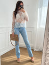 Ce jean bleu clair Tall Olira, taille haute et extra long, est conçu pour sublimer votre silhouette. Il offre un confort optimal avec ses deux poches arrière, deux poches latérales et ses passants pour ceinture, parfait pour un style à la fois pratique et élégant.