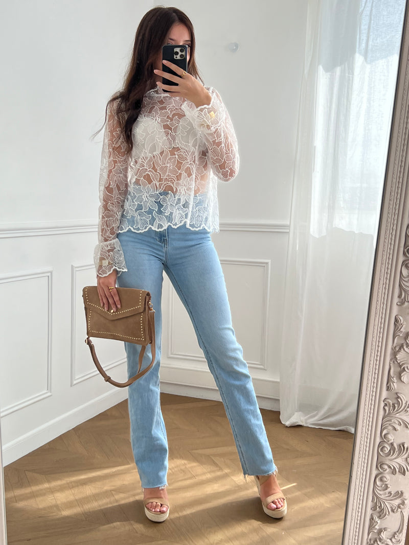 Ce jean bleu clair Tall Olira, taille haute et extra long, est conçu pour sublimer votre silhouette. Il offre un confort optimal avec ses deux poches arrière, deux poches latérales et ses passants pour ceinture, parfait pour un style à la fois pratique et élégant.