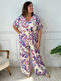La combinaison Nae vous offre une multitude d'options pour un look tendance et féminin. Avec ses motifs fleuris, ses manches courtes et son col cache coeur, elle vous donnera un style unique.
