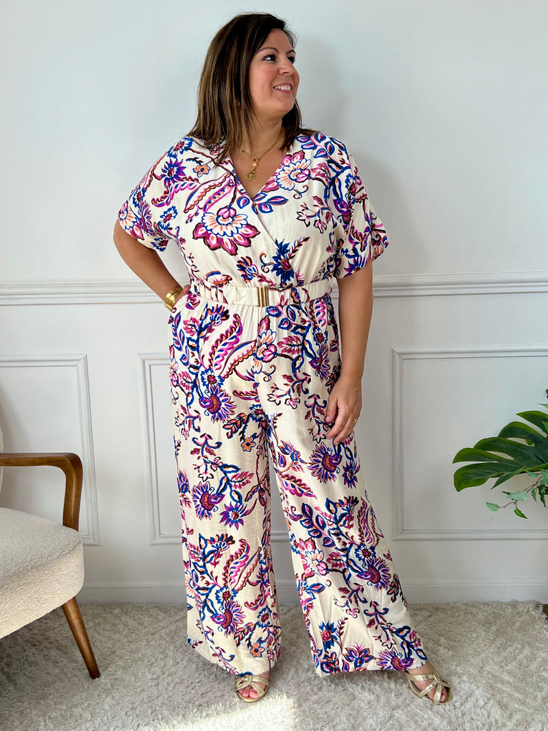 La combinaison Nae vous offre une multitude d'options pour un look tendance et féminin. Avec ses motifs fleuris, ses manches courtes et son col cache coeur, elle vous donnera un style unique.