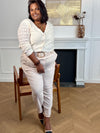 Cette chemise beige en broderie grande taille, modèle Venus, allie élégance et confort. Ses manches longues et son col en V apportent une silhouette flatteuse, tandis que les boutons dorés ajoutent une touche raffinée. Doublée pour plus de douceur, elle met en valeur la délicatesse de la broderie tout en offrant une agréable sensation au porter.