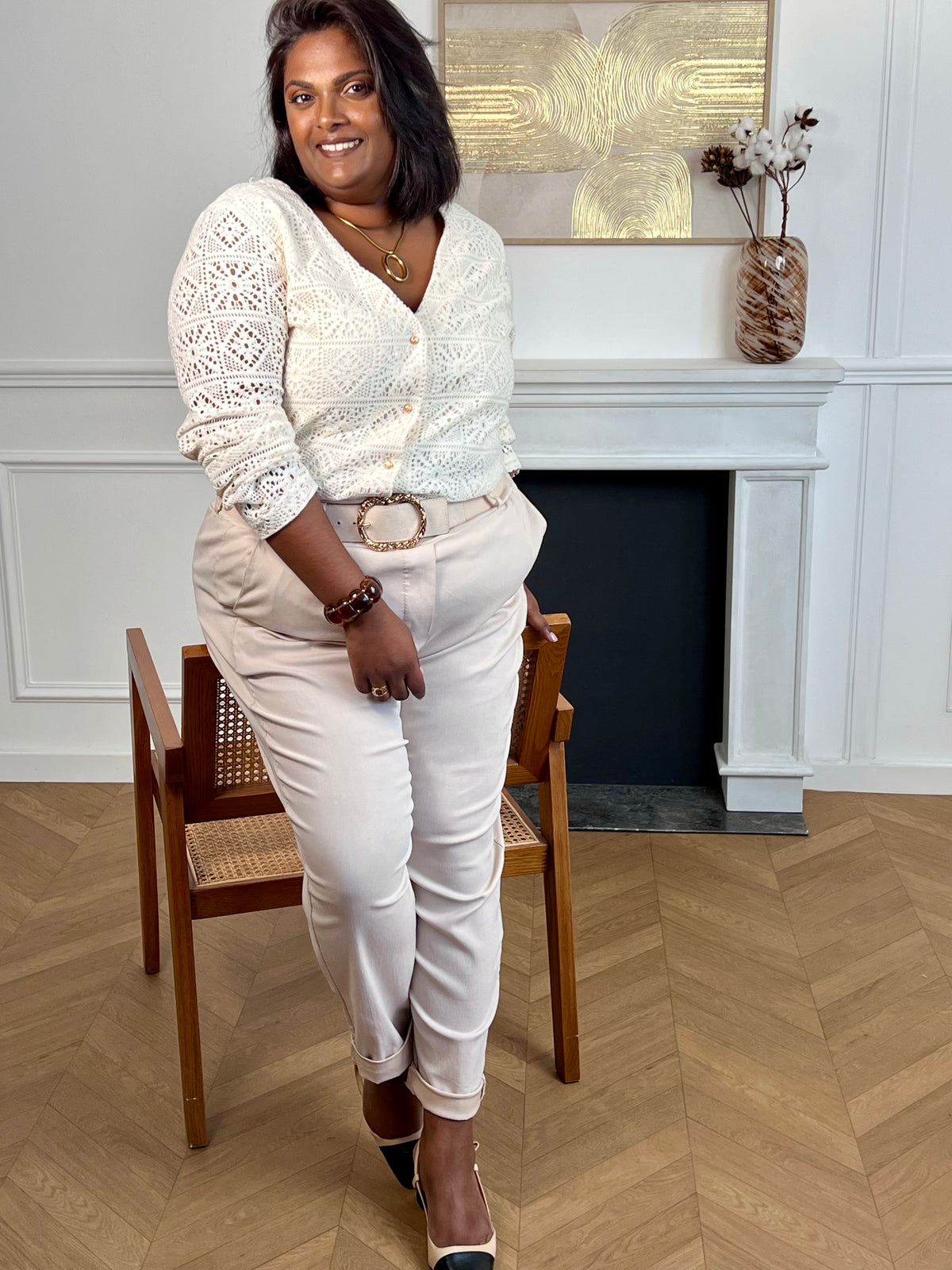 Cette chemise beige en broderie grande taille, modèle Venus, allie élégance et confort. Ses manches longues et son col en V apportent une silhouette flatteuse, tandis que les boutons dorés ajoutent une touche raffinée. Doublée pour plus de douceur, elle met en valeur la délicatesse de la broderie tout en offrant une agréable sensation au porter.