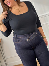 Jean bleu foncé intemporel au style affirmé. Coupe large et confortable avec taille haute qui épouse vos formes avec élégance.