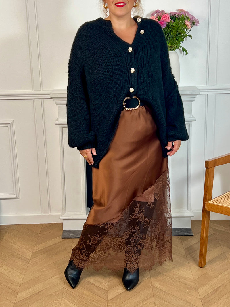 Cette jupe longue marron grande taille est conçue pour allier confort et élégance. Sa taille élastique assure un ajustement parfait, tandis que la dentelle ajourée sur le bas apporte une touche délicate et féminine.