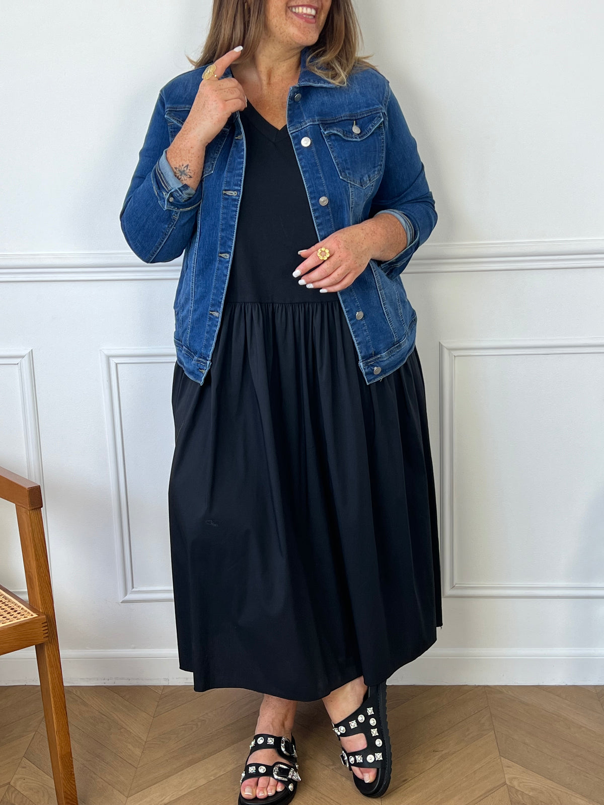 La veste Alicya est la pièce incontournable pour votre garde-robe ! Sa coupe en jean et sa couleur bleue apportent une touche décontractée et tendance. Avec ses manches longues et ses boutons sur la longueur et aux poignets, elle vous offre un confort optimal. Ses poches avant et poches poitrine avec boutons ajoutent une touche pratique à ce must-have. Adoptez un look décontracté et stylé avec cette veste !