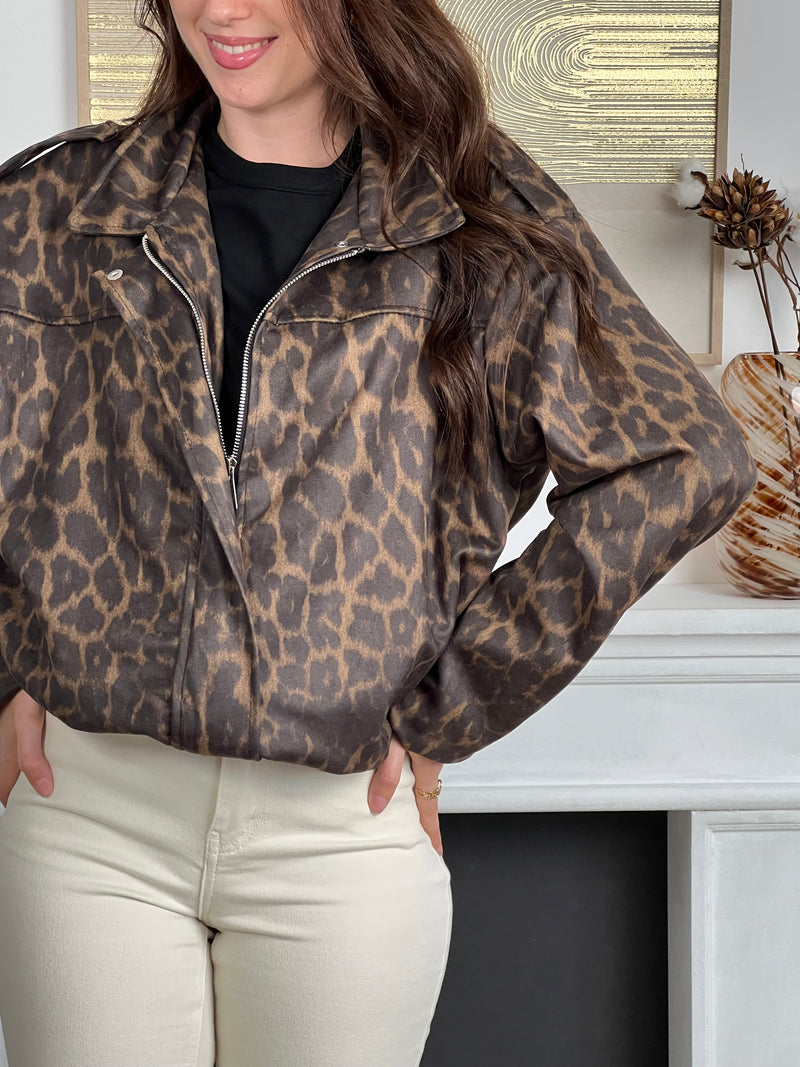 La pièce incontournable de la saison : la jupe short léopard. Avec son imprimé audacieux et sa taille élastique ultra confortable, elle devient l’alliée parfaite pour un look tendance, pratique et facile à porter au quotidien.