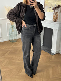 Ce jean gris wide leg Tall est spécialement conçu pour les femmes grandes, offrant une coupe élégante et confortable. Il dispose de deux poches à l'avant et à l'arrière pour ranger vos essentiels, ainsi qu'une fermeture éclair avec bouton pour un ajustement facile.&nbsp;