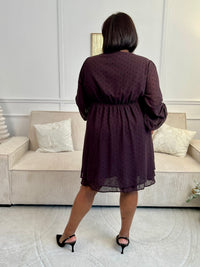 Douce et pétillante, cette robe marron à pois séduit par son allure rétro et féminine. Légère et élégante, elle offre une touche de charme intemporel à ton look du quotidien.