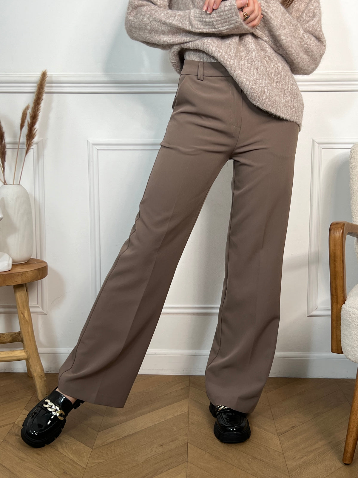 Affichez une allure sophistiquée avec notre pantalon cintré taupe. Une coupe élégante et intemporelle pour un style chic en toutes occasions.