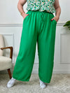 Le pantalon vert Layana, aussi ample que confortable, possède une taille élastique avec cordon pour un ajustement parfait. Avec ses 2 poches pratiques à l'avant, il est idéal pour un look décontracté et pratique.