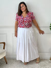 La jupe blanche plissée de grande taille incarne une élégance intemporelle. Avec sa coupe longue, elle offre une silhouette flatteuse et tendance. Cette pièce allie style et confort, créant une tenue sophistiquée et moderne pour les femmes de grande taille.