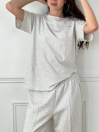 Le tee-shirt gris Deana offre un confort optimal grâce à sa matière épaisse, parfaite pour un usage quotidien. Ses manches courtes et son col rond assurent une coupe classique et agréable à porter, idéale pour accompagner toutes vos tenues avec simplicité et style.