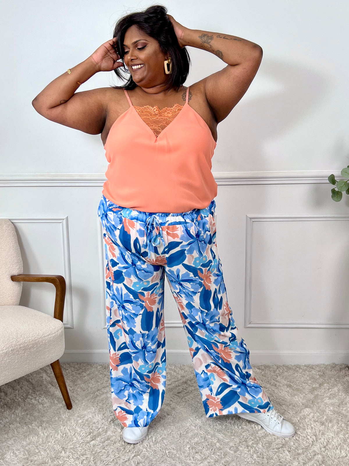 Sublimez votre silhouette avec notre pantalon Elea bleu à motifs, spécialement conçu pour les grandes tailles. Sa taille élastique avec cordon ajustable vous garantit un confort personnalisé, tandis que sa coupe ample vous offre une liberté de mouvement incomparable.&nbsp;