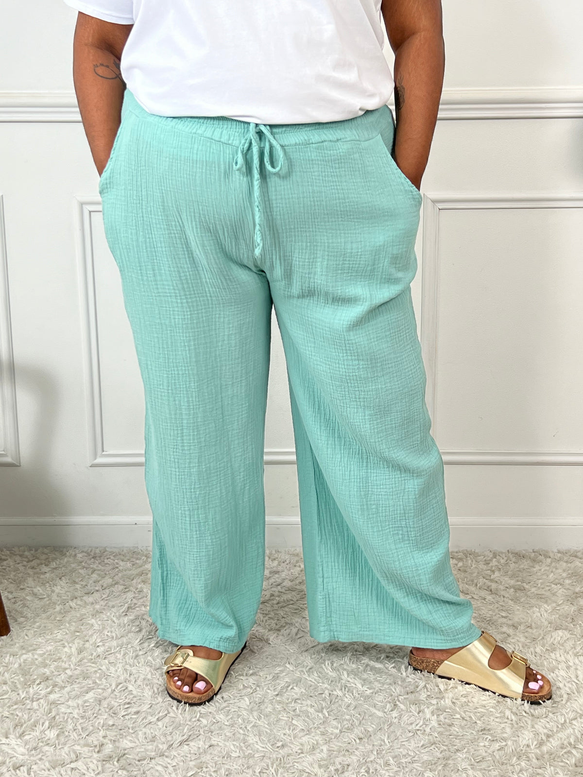 Ce pantalon turquoise grande taille Maloe est à la fois chic et décontracté. Fabriqué en gaze de coton, il est léger et confortable à porter toute la journée.